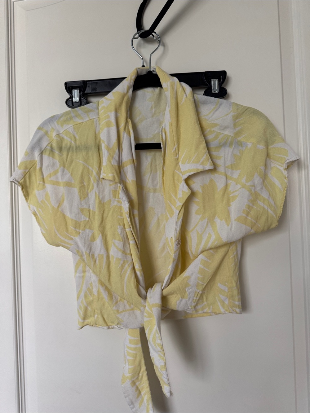 Aritzia Yellow and White Tie-Front Tropical Crop Top